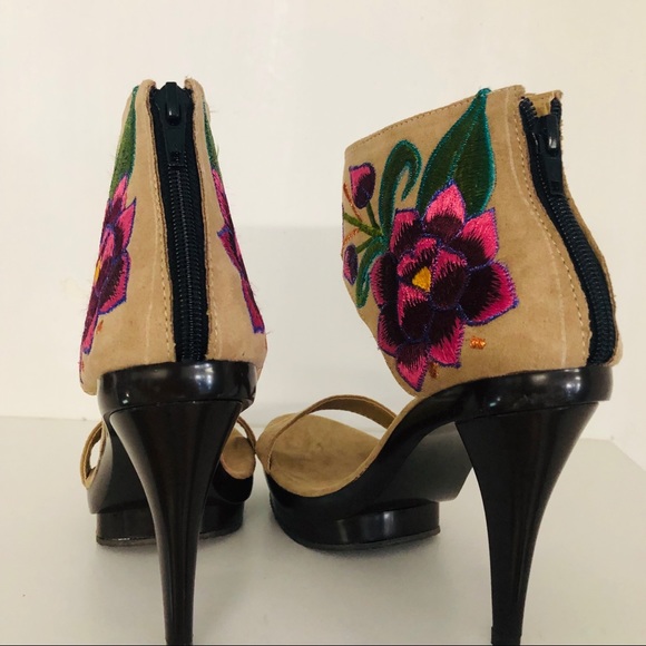 Embroidered Heels Tan with Magenta Flowers - Picture 4 of 4